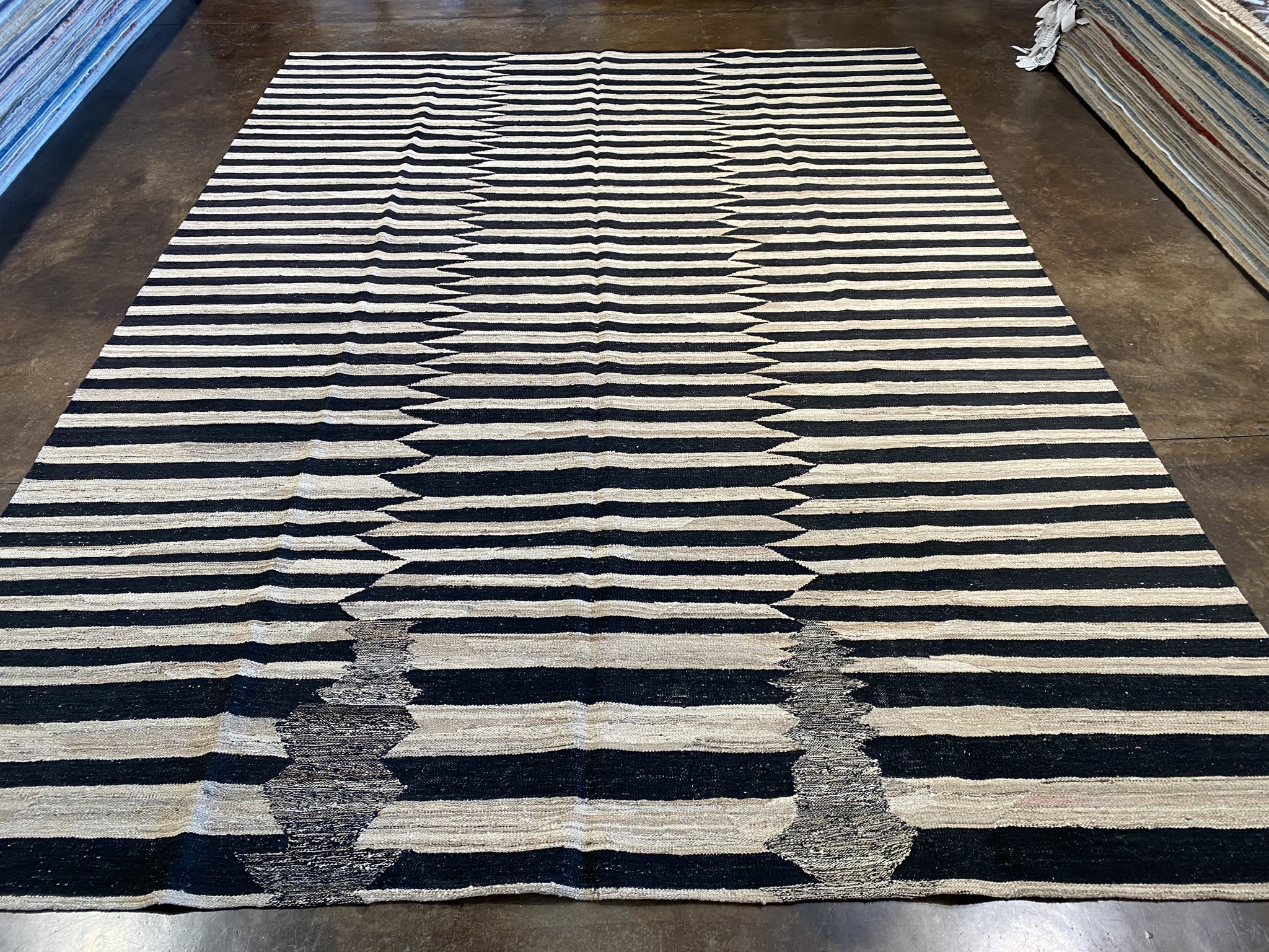 modern-kilim-8ft11in-by-11ft11in (1)