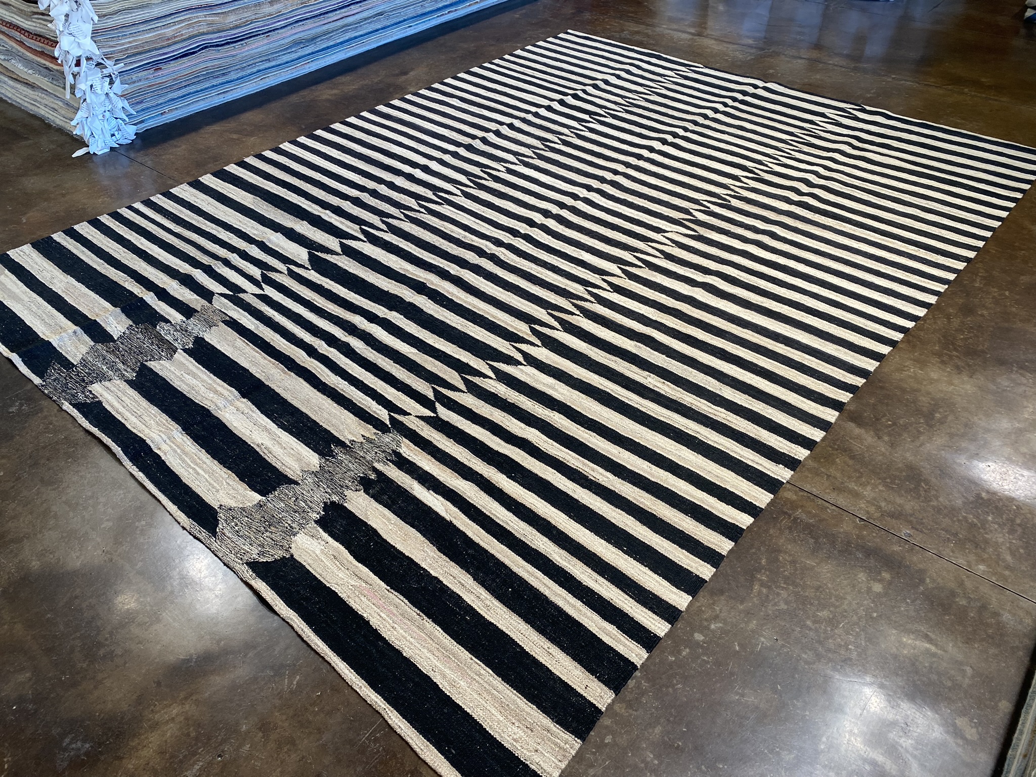 modern-kilim-8ft11in-by-11ft11in (3)